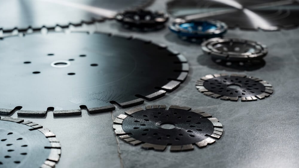 Czym różnią się tarcze diamentowe od klasycznych tarcz tnących?